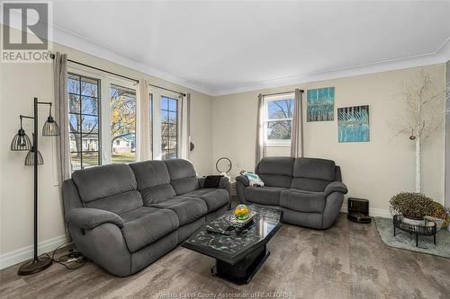 3017 Woodlawn Avenue, Windsor, ON - Indoor Photo Showing Living Room