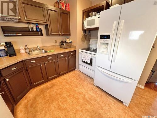 3877 Diefenbaker Drive, Saskatoon, SK - Indoor Photo Showing Kitchen