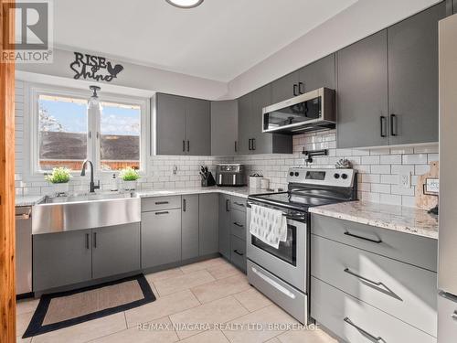 3793 West Main Street, Fort Erie (328 - Stevensville), ON - Indoor Photo Showing Kitchen With Upgraded Kitchen