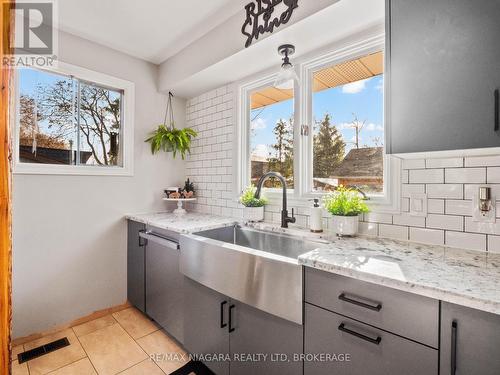 3793 West Main Street, Fort Erie (328 - Stevensville), ON - Indoor Photo Showing Kitchen With Upgraded Kitchen