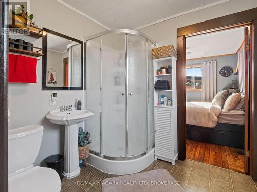 3793 West Main Street, Fort Erie (328 - Stevensville), ON - Indoor Photo Showing Bathroom