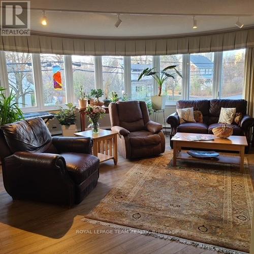 205 - 959 North River Road, Ottawa, ON - Indoor Photo Showing Living Room