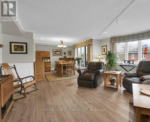 205 - 959 North River Road, Ottawa, ON - Indoor Photo Showing Living Room