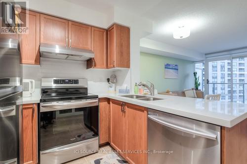 509 - 5500 Yonge Street, Toronto, ON - Indoor Photo Showing Kitchen With Double Sink