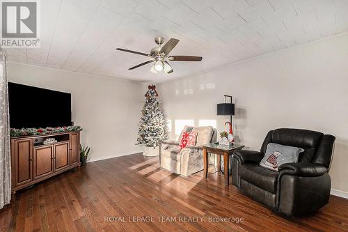 463 Annable Street, North Dundas, ON - Indoor Photo Showing Living Room