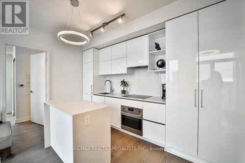 3411 - 1 Yorkville Avenue, Toronto, ON - Indoor Photo Showing Kitchen With Upgraded Kitchen