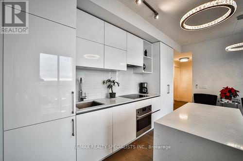 3411 - 1 Yorkville Avenue, Toronto, ON - Indoor Photo Showing Kitchen With Upgraded Kitchen