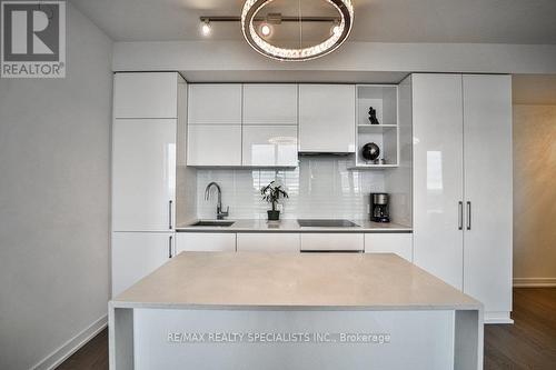 3411 - 1 Yorkville Avenue, Toronto, ON - Indoor Photo Showing Kitchen With Upgraded Kitchen