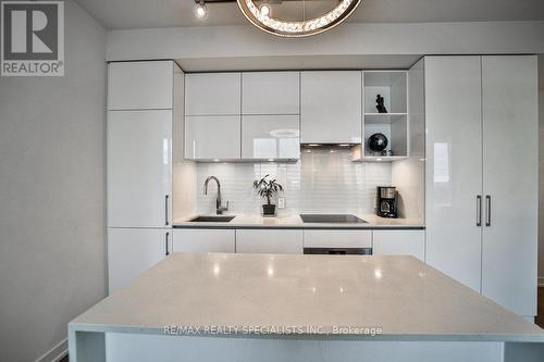 3411 - 1 Yorkville Avenue, Toronto, ON - Indoor Photo Showing Kitchen With Upgraded Kitchen