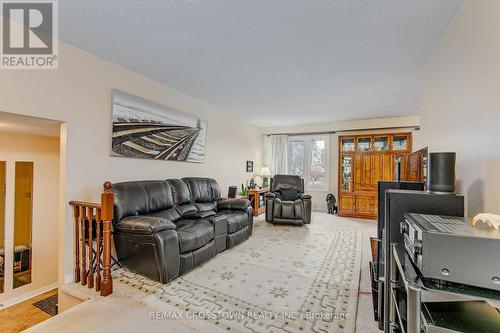 63 Bronte Crescent, Barrie, ON - Indoor Photo Showing Living Room