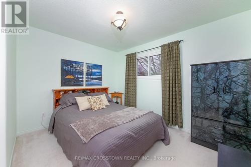 63 Bronte Crescent, Barrie, ON - Indoor Photo Showing Bedroom