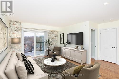 407 - 58 Glenelg Street, Kawartha Lakes (Lindsay), ON - Indoor Photo Showing Living Room