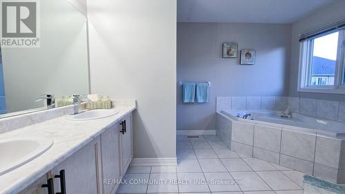 553 Hartley Boulevard, Milton, ON - Indoor Photo Showing Bathroom