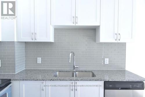 613 - 2800 Keele Street, Toronto, ON - Indoor Photo Showing Kitchen With Double Sink With Upgraded Kitchen