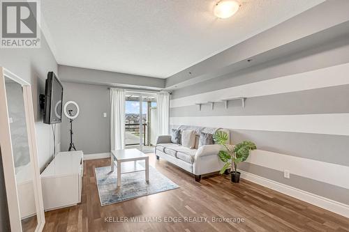 401 - 3060 Rotary Way, Burlington, ON - Indoor Photo Showing Other Room