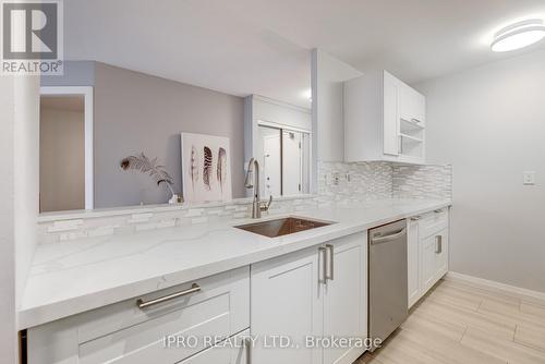 1616 - 4185 Shipp Drive, Mississauga, ON - Indoor Photo Showing Kitchen With Upgraded Kitchen