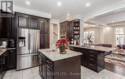 3183 Daisy Way, Oakville, ON - Indoor Photo Showing Kitchen With Upgraded Kitchen