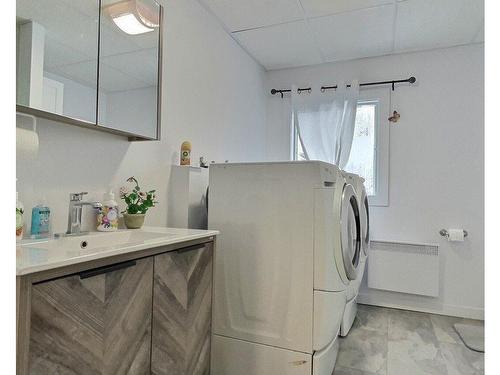 Salle de bains - 119  - 127 Rue Mailhot, Thetford Mines, QC - Indoor Photo Showing Laundry Room