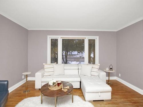 639 Red River Road, Thunder Bay, ON - Indoor Photo Showing Living Room