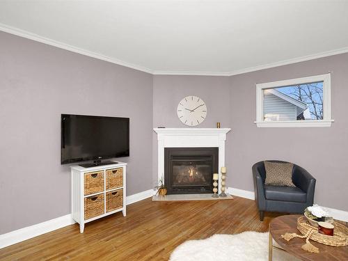 639 Red River Road, Thunder Bay, ON - Indoor Photo Showing Living Room With Fireplace