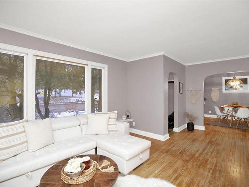 639 Red River Road, Thunder Bay, ON - Indoor Photo Showing Living Room