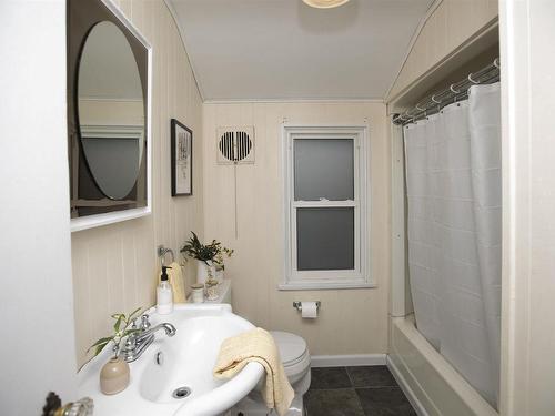 639 Red River Road, Thunder Bay, ON - Indoor Photo Showing Bathroom