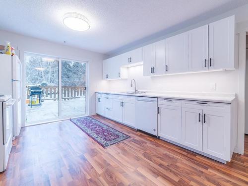 723 Airport Road, Kenora, ON - Indoor Photo Showing Kitchen