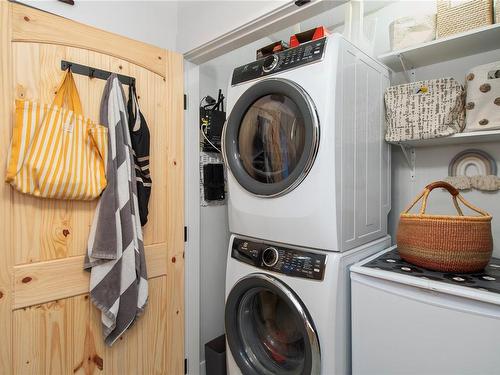 1301-27 Island Hwy South, Campbell River, BC - Indoor Photo Showing Laundry Room