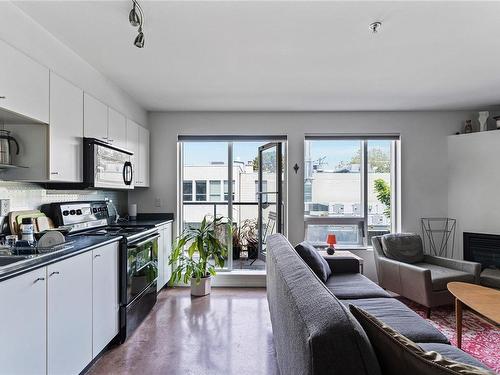 206-932 Johnson St, Victoria, BC - Indoor Photo Showing Living Room