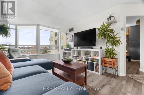 706 - 75 King Street E, Mississauga, ON - Indoor Photo Showing Living Room