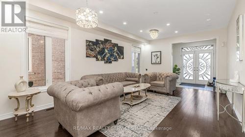 76 Elmcrest Drive, Brampton, ON - Indoor Photo Showing Living Room