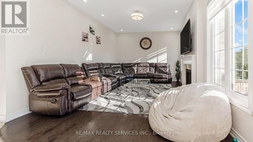 76 Elmcrest Drive, Brampton, ON - Indoor Photo Showing Living Room