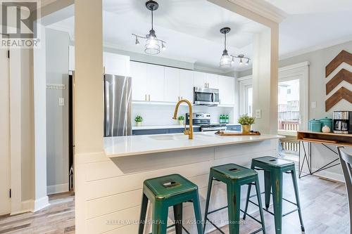 34 Corey Circle, Halton Hills, ON - Indoor Photo Showing Kitchen With Upgraded Kitchen