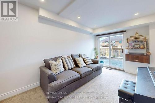 2423 Ravinebrook Crescent, Oakville, ON - Indoor Photo Showing Living Room