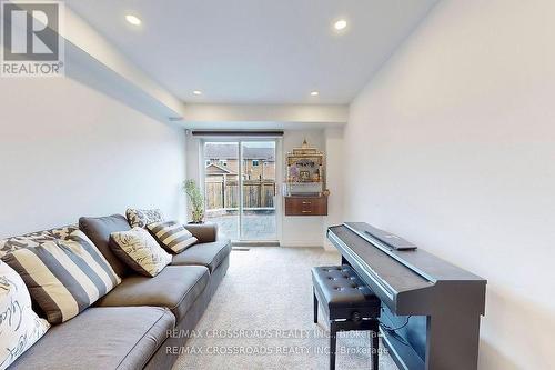 2423 Ravinebrook Crescent, Oakville, ON - Indoor Photo Showing Living Room