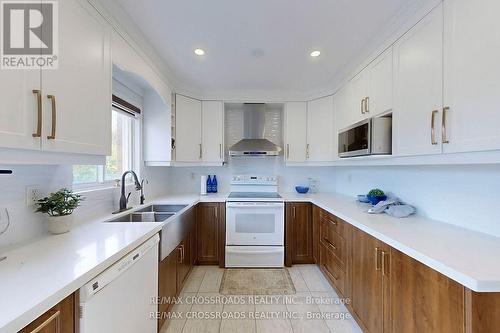 2423 Ravinebrook Crescent, Oakville, ON - Indoor Photo Showing Kitchen With Double Sink