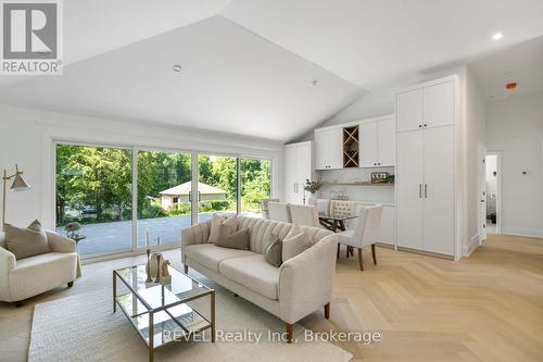 489 Regent Street, Niagara-On-The-Lake, ON - Indoor Photo Showing Living Room