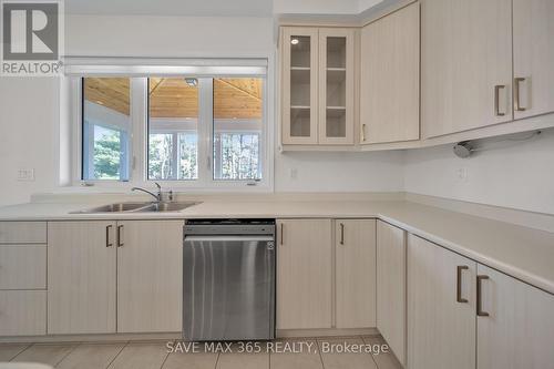 58 Stother Crescent, Bracebridge, ON - Indoor Photo Showing Kitchen With Double Sink