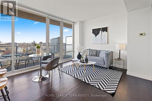 1408 - 201 Parkdale Avenue, Ottawa, ON - Indoor Photo Showing Living Room