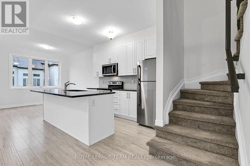 1023 Cedar Creek Drive, Ottawa, ON - Indoor Photo Showing Kitchen With Upgraded Kitchen