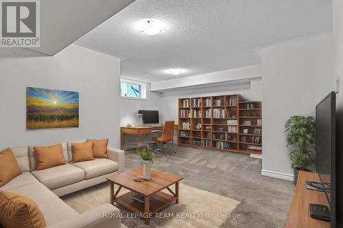 1023 Cedar Creek Drive, Ottawa, ON - Indoor Photo Showing Living Room