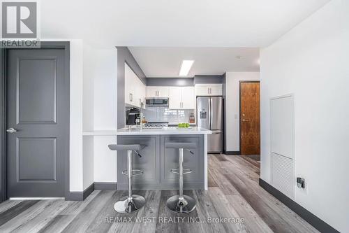 402 - 1235 Bayly Street, Pickering, ON - Indoor Photo Showing Kitchen