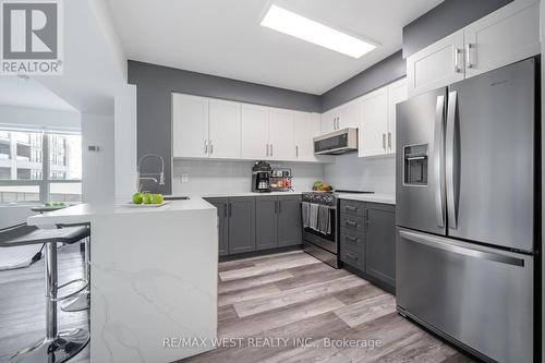 402 - 1235 Bayly Street, Pickering, ON - Indoor Photo Showing Kitchen