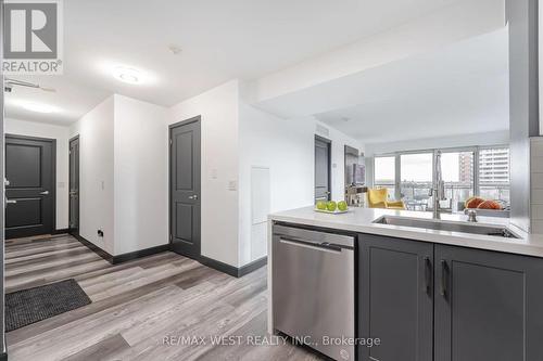 402 - 1235 Bayly Street, Pickering, ON - Indoor Photo Showing Kitchen