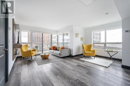 402 - 1235 Bayly Street, Pickering, ON - Indoor Photo Showing Living Room