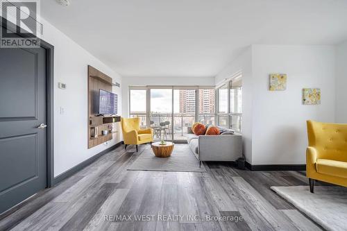 402 - 1235 Bayly Street, Pickering, ON - Indoor Photo Showing Living Room