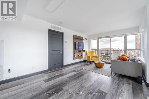 402 - 1235 Bayly Street, Pickering, ON - Indoor Photo Showing Living Room