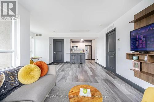 402 - 1235 Bayly Street, Pickering, ON - Indoor Photo Showing Living Room