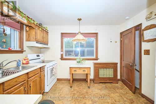 840 Ridge Road N, Fort Erie (335 - Ridgeway), ON - Indoor Photo Showing Kitchen With Double Sink