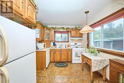 840 Ridge Road N, Fort Erie (335 - Ridgeway), ON - Indoor Photo Showing Kitchen With Double Sink